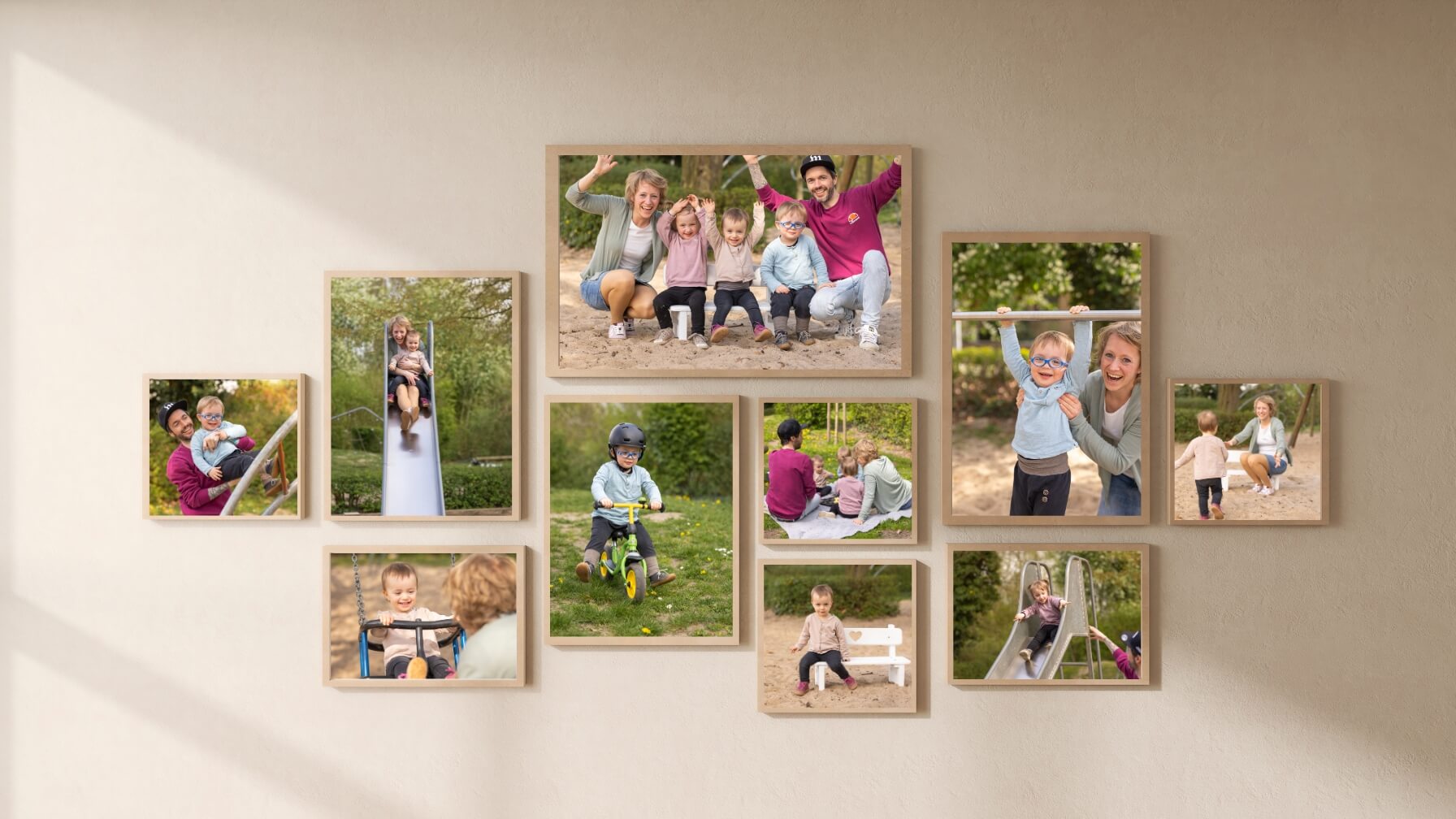 Eine Fotowand auf einem beeigen Hintergrund mit Fotos aus einem Familienshooting auf einem Spielplatz ziert die Seite "Preise".