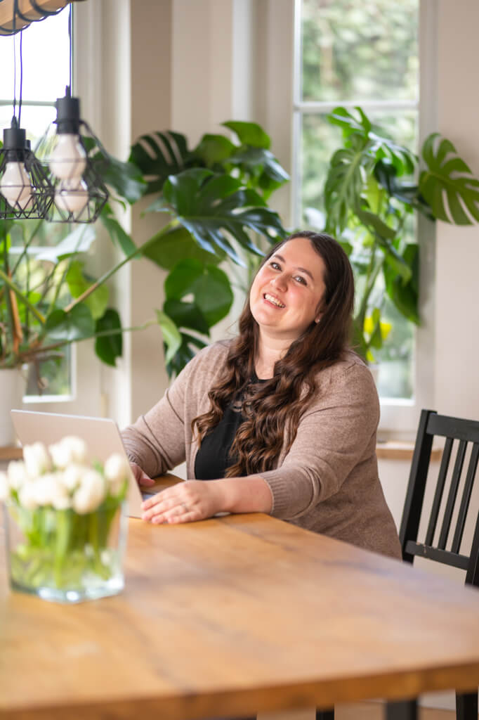 Das Bild zeigt Karola (Karo) Schnier, die Familienfotografin und Videografin aus Stuhr bei Bremen, wie sie am Computer sitzt.